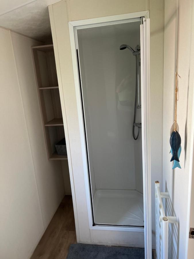 Angie'S Caravan At Seawick Hotel Saint Osyth Exterior photo